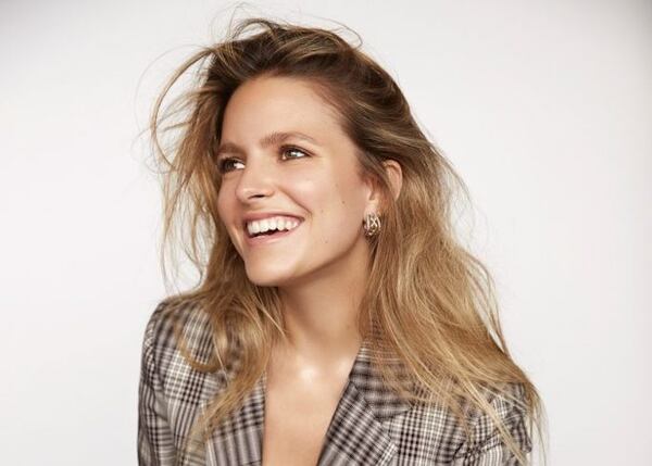 Veste de cuir et bijoux dorés: Sarah-Jeanne Labrosse est sublime en tournage