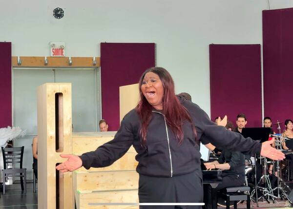 Voyez Mélissa Bédard performer lors de la répétition de Chicago!