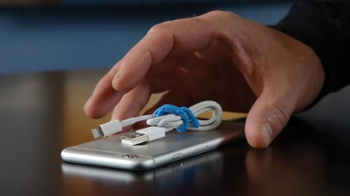 Les meilleurs trucs et accessoires pour organiser vos fils de recharge