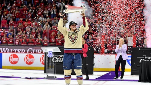 Marie-Philip Poulin surprend les journalistes après la victoire historique de son équipe