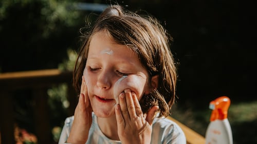 Voici LE meilleur truc pour appliquer de la crème solaire avec vos enfants cet été
