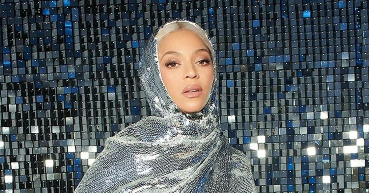 Beyoncé attire tous les regards dans cette robe sexy scintillante