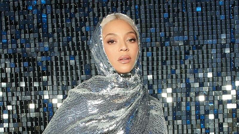 Beyoncé attire tous les regards dans cette robe sexy scintillante