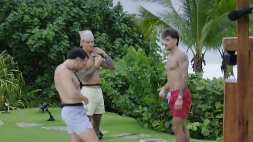 Enzo et ses copains d’OD Panamà partagent un moment intime devant la mer