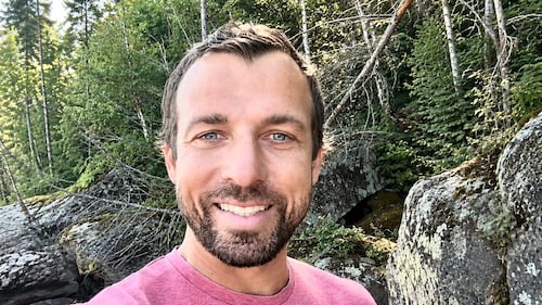 Le chien de Simon de Survivor lui a donné toute une frousse