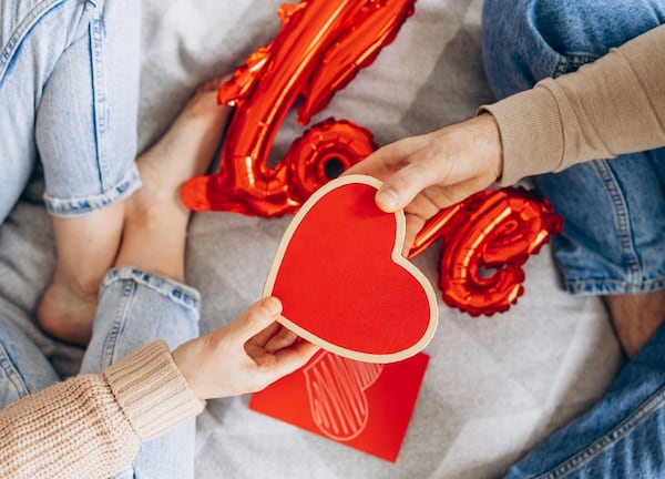Célébrez l’amour autrement avec ces 12 cadeaux originaux pour couples