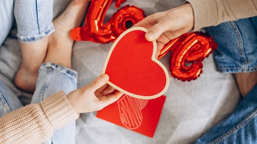 Célébrez l’amour autrement avec ces 12 cadeaux originaux pour couples