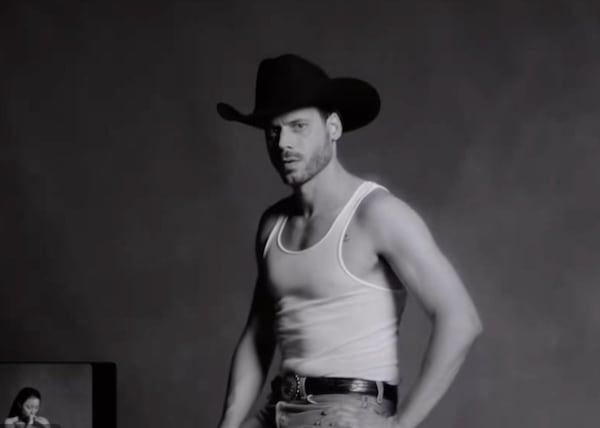 François Arnaud s'est transformé en cowboy le temps d'un vidéoclip