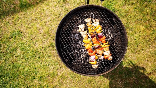 3 options de barbecues au charbon pour des grillades incroyables