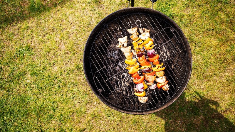 3 options de barbecues au charbon pour des grillades incroyables