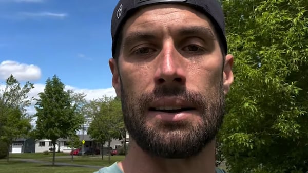 Après une perte de poids drastique, Rémi de Survivor demande l’aide du public