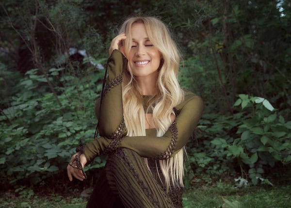 Lara Fabian pose toute de blanc vêtue et dévoile une nouvelle chanson!