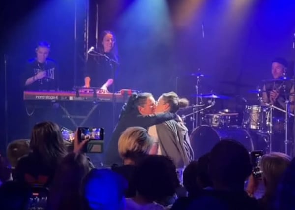 Une fan parisienne fait la grande demande sur la scène de Roxane Bruneau