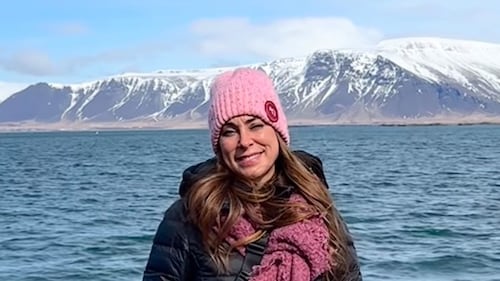 Anick Dumontet et son amoureux s’embrassent seuls dans un désert nordique