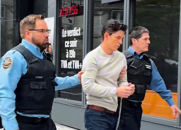 Menotté, Sébastien Delorme se fait escorter par les policiers, voyez les images
