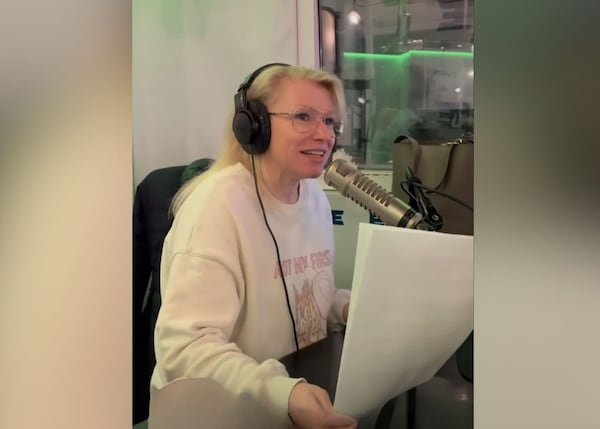 Cathy Gauthier annonce le décès de son lutin de Noël en ondes et c'est hilarant