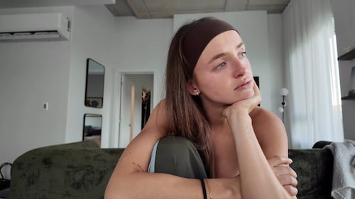 En larmes, Alicia Moffet dévoile une nouvelle chanson composée après sa séparation