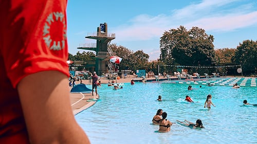 Les glissades d’eau de ce parc aquatique seront illuminées certains soirs cet été