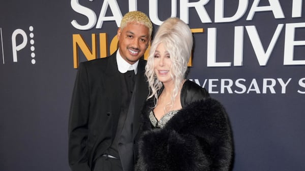 À 80 ans depuis hier, Cher continue d’incarner le glamour absolu aux côtés d’Alexander Edwards