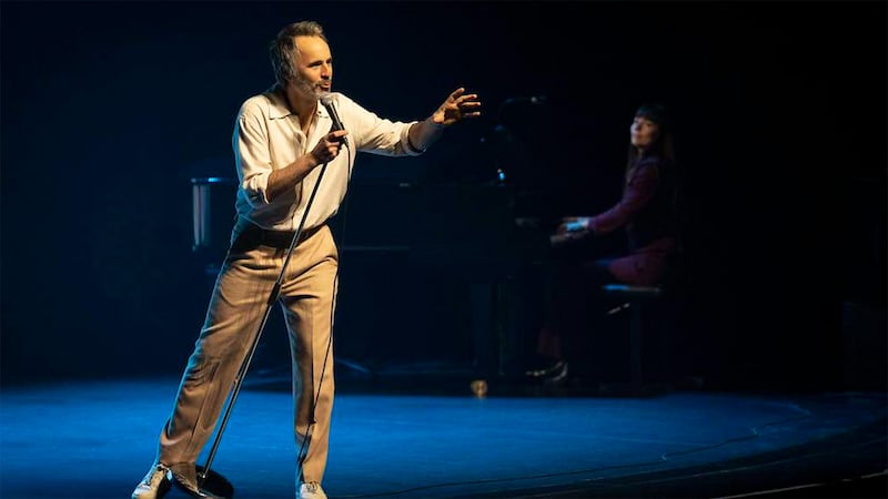 Voici ce qu’on a pensé du nouveau spectacle de Louis-José Houde