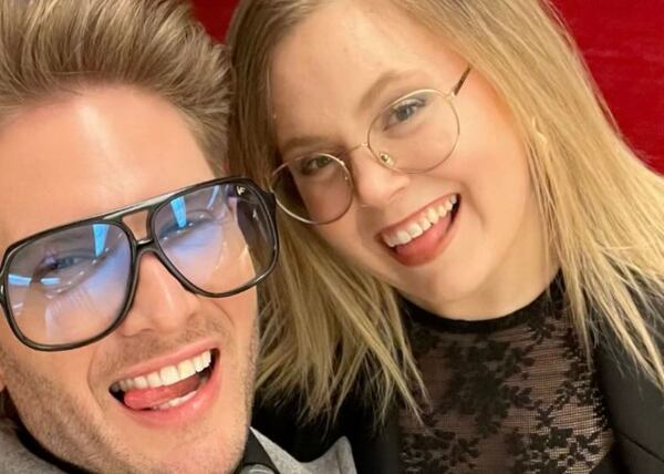 Tout en transparence, Ève, la fille de Nathalie Simard prend la pose sur le tapis rouge