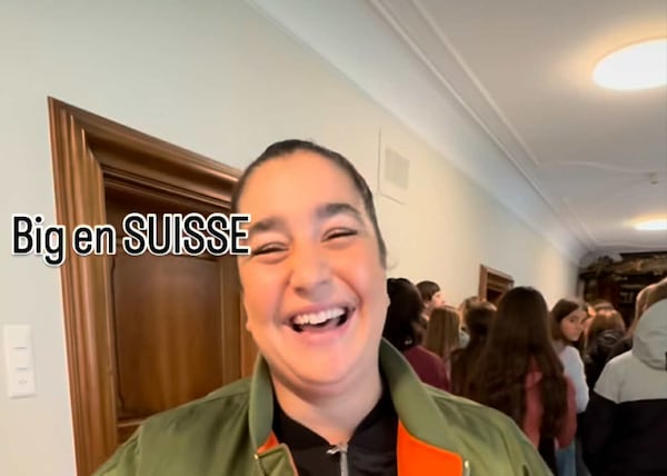 En voyage, Mariana Mazza s’improvise guide touristique et c’est hilarant