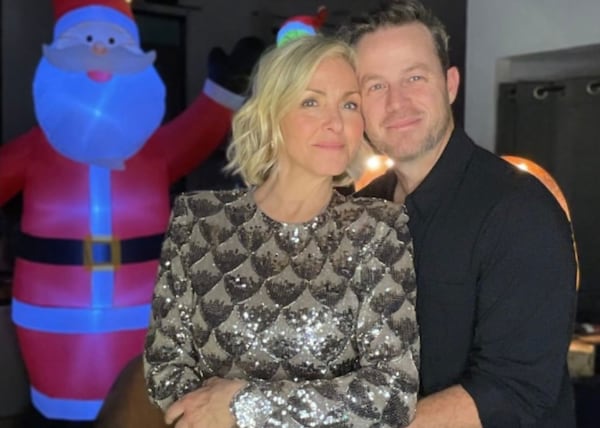 Chics comme tout, Véro et Louis prennent la pose à leur party de bureau
