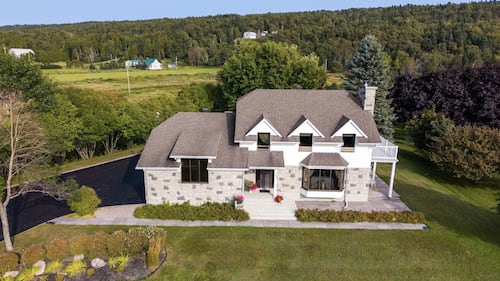 Cette immense maison avec vue sur le fleuve est à vendre pour 775 000$