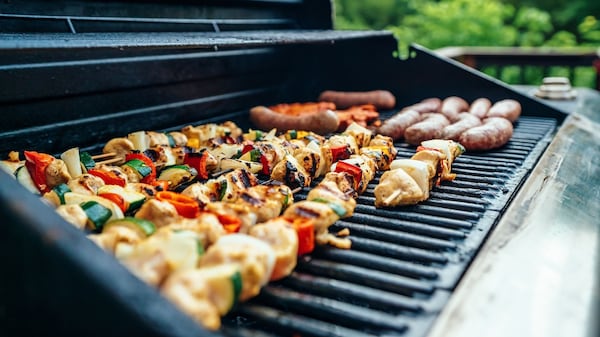 Accro au BBQ et d'idées de repas sur le grill? Ça tombe bien! On a réuni les meilleurs trucs et recettes à manger dans la cour, en plus d'idées d'accompagnements pour maximiser les saveurs de vos grillades durant la saison du barbecue.