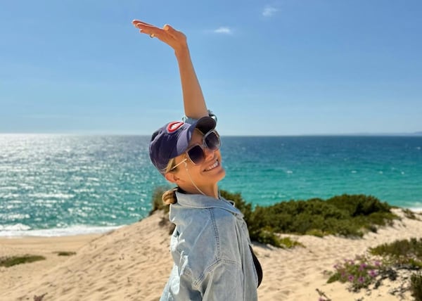 Magalie Lépine-Blondeau rayonne sous le ciel du Portugal avec sa sœur et son neveu