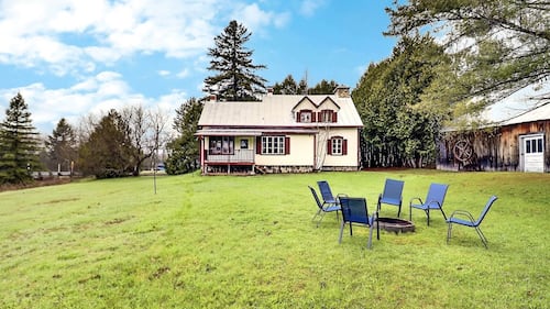 Cette maison d’époque avec accès au lac est à vendre pour 450 000$