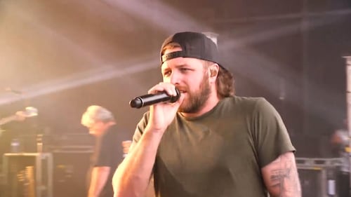 La tension monte entre Matt Lang et 2Frères dans un festival country