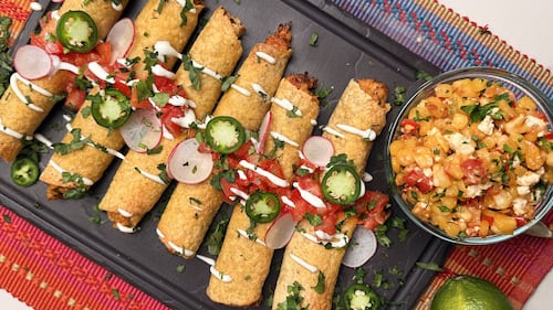 Taquitos au poulet et salade de maïs grillé