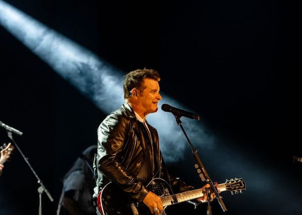 Roch Voisine est de retour sur scène, voyez les coulisses du spectacle