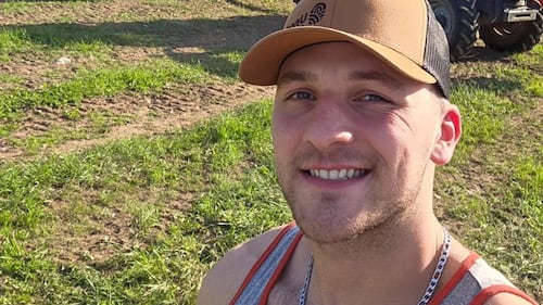 Nathan de L’amour est dans le pré publie de nouvelles photos sans t-shirt
