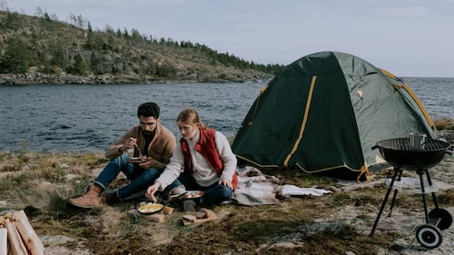 Quoi manger en camping: essentiels et idées de repas faciles