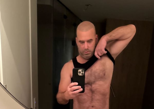 De sa salle de bain, Daniel Corbin dévoile sa transformation physique
