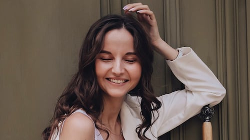 Humidité: 9 produits anti-frisottis pour dompter vos cheveux cet été