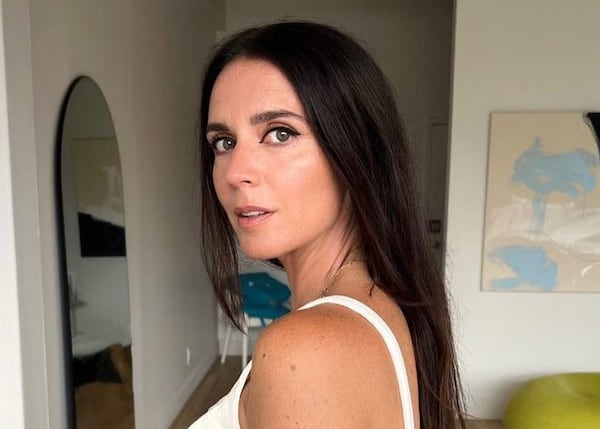 Mélissa Désormeaux-Poulin ne porte qu'un veston sur un ensemble en dentelle