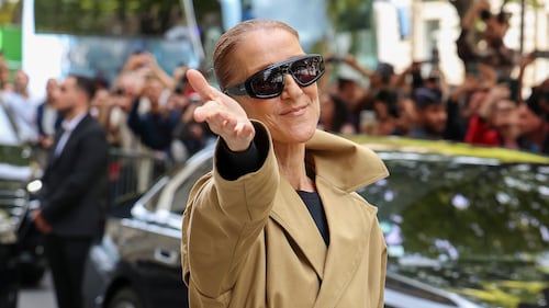 Céline Dion nous offre une leçon de style avec ce look d’automne parfait