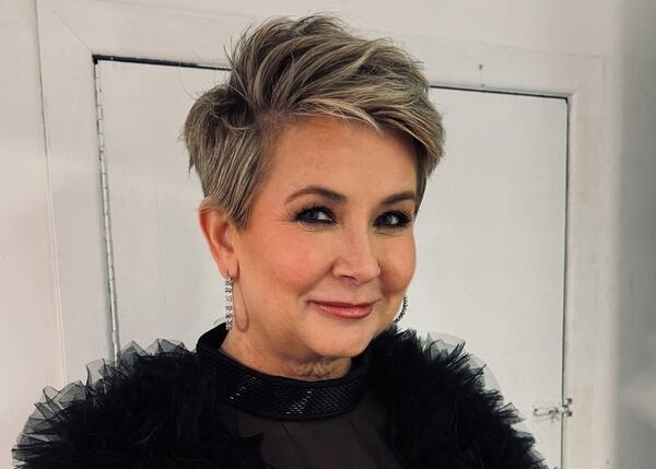 Nathalie Simard épate en bas résille sur la couverture de ce magazine