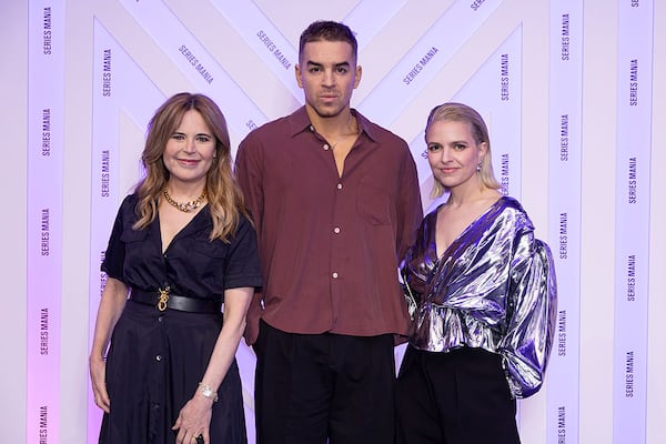 Sarah-Jeanne Labrosse, Antoine Pilon et Julie Snyder brillent sur le tapis rouge en France