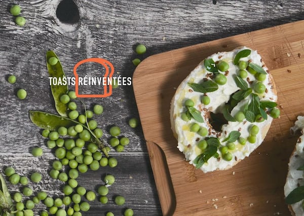 Bagel à la beurrasse de chèvre, petits pois et menthe