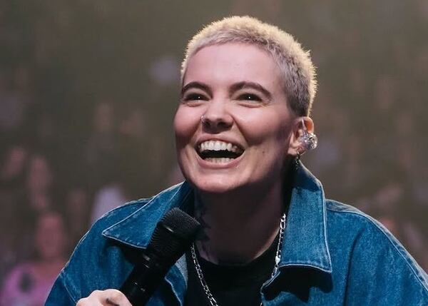 Roxane Bruneau dévoile des photos d'un vidéoclip extrême: «Je suis invincible»