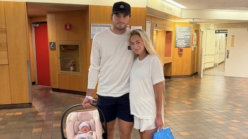 Noah Dobson est devenu papa, voyez les premières photos avec sa fille