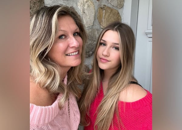 Saskia Thuot partage une rare photo avec sa grande Simone pour une occasion spéciale