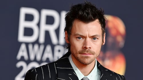 Harry Styles s’étouffe et s’effondre sur scène en plein concert