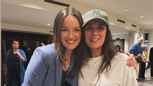 En coulisses, Mélissa Désormeaux-Poulin prend la pose avec sa co-star d’À vos marques ... party!