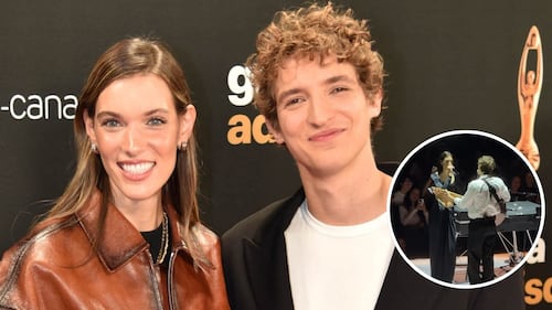 Aliocha Schneider rejoint Charlotte Cardin sur scène à Paris, voyez la vidéo