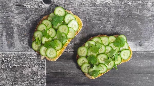 Toast au poulet, avocat et cari
